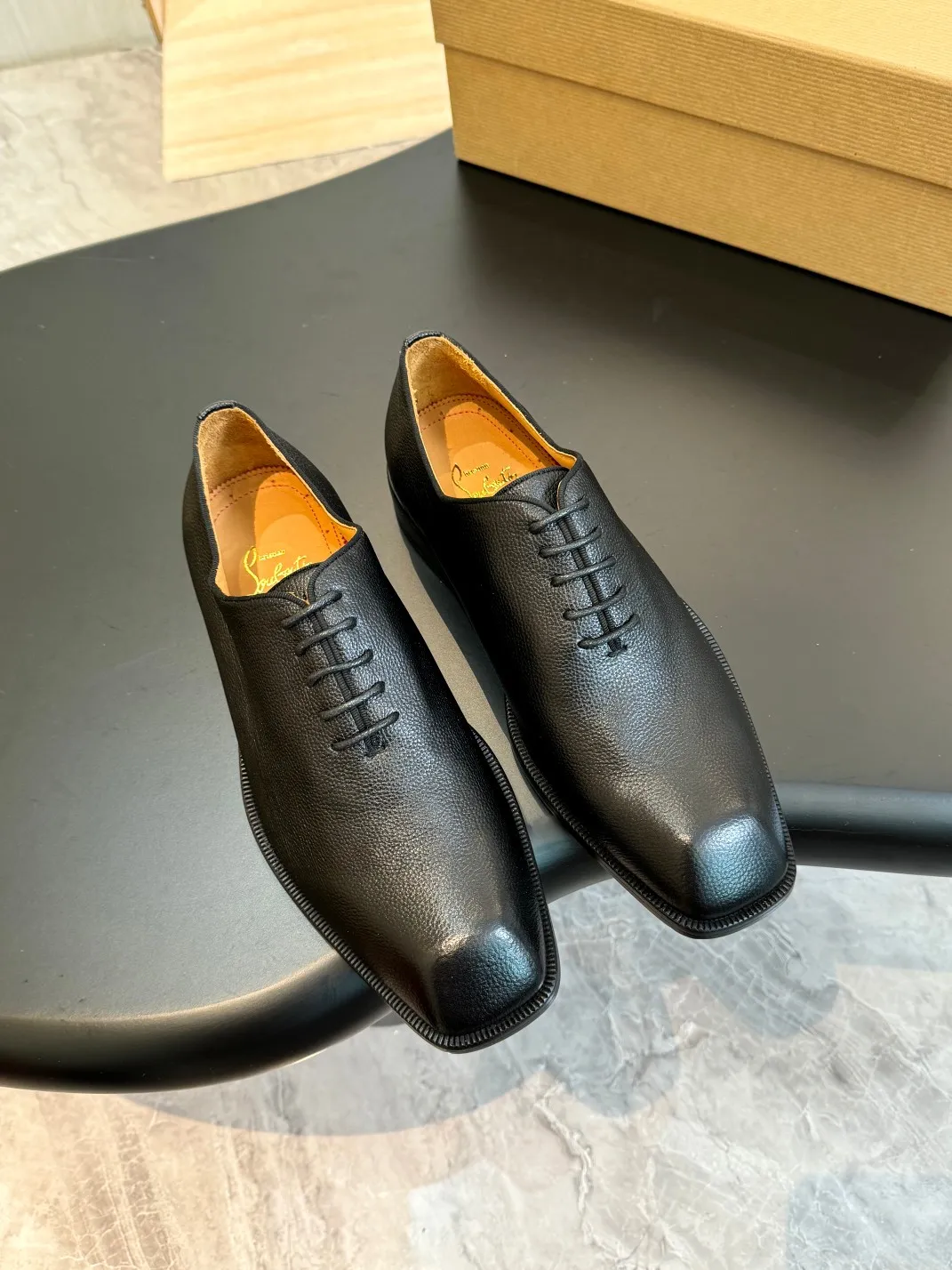 [CL red-soled shoes] Top P: 1020💰 Size 39-44 (⚠️38.45.46 custom-made, non-refundable and non-exchangeable) 🆑High-end men’s business formal leather shoes, original and genuine top-quality goods ••✅💯 Top-quality original order purchasing agent! Original imported patterned cowhide ➕Imported cowhide lining ➕Cowhide feet ➕Original leather outsole~🉑️Feel free to compare the authentic ones!